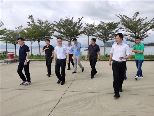 谢昌龙一行在中科院深海科学与工程所科考码头了解情况