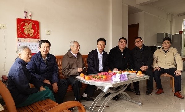 1.园党政领导慰问离退休老同志1.jpg