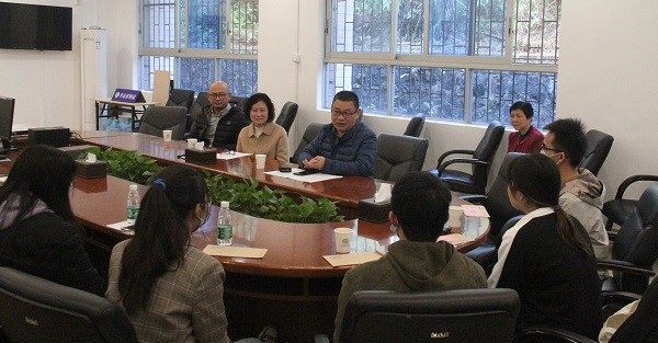 4.慰问困难学生.jpg