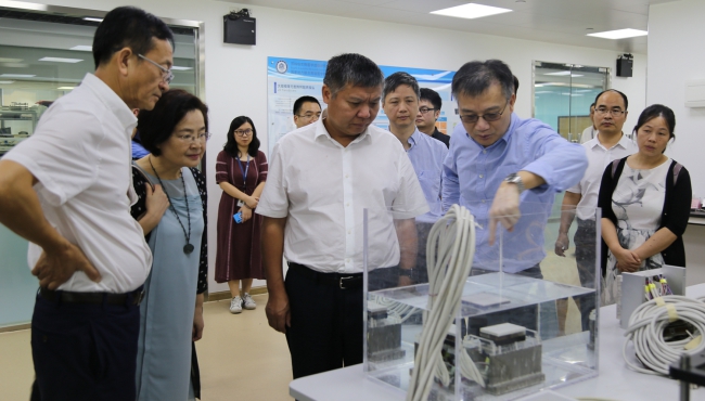 201808131 王立新（前排中）了解超声神经调控大仪器研究进展.jpg